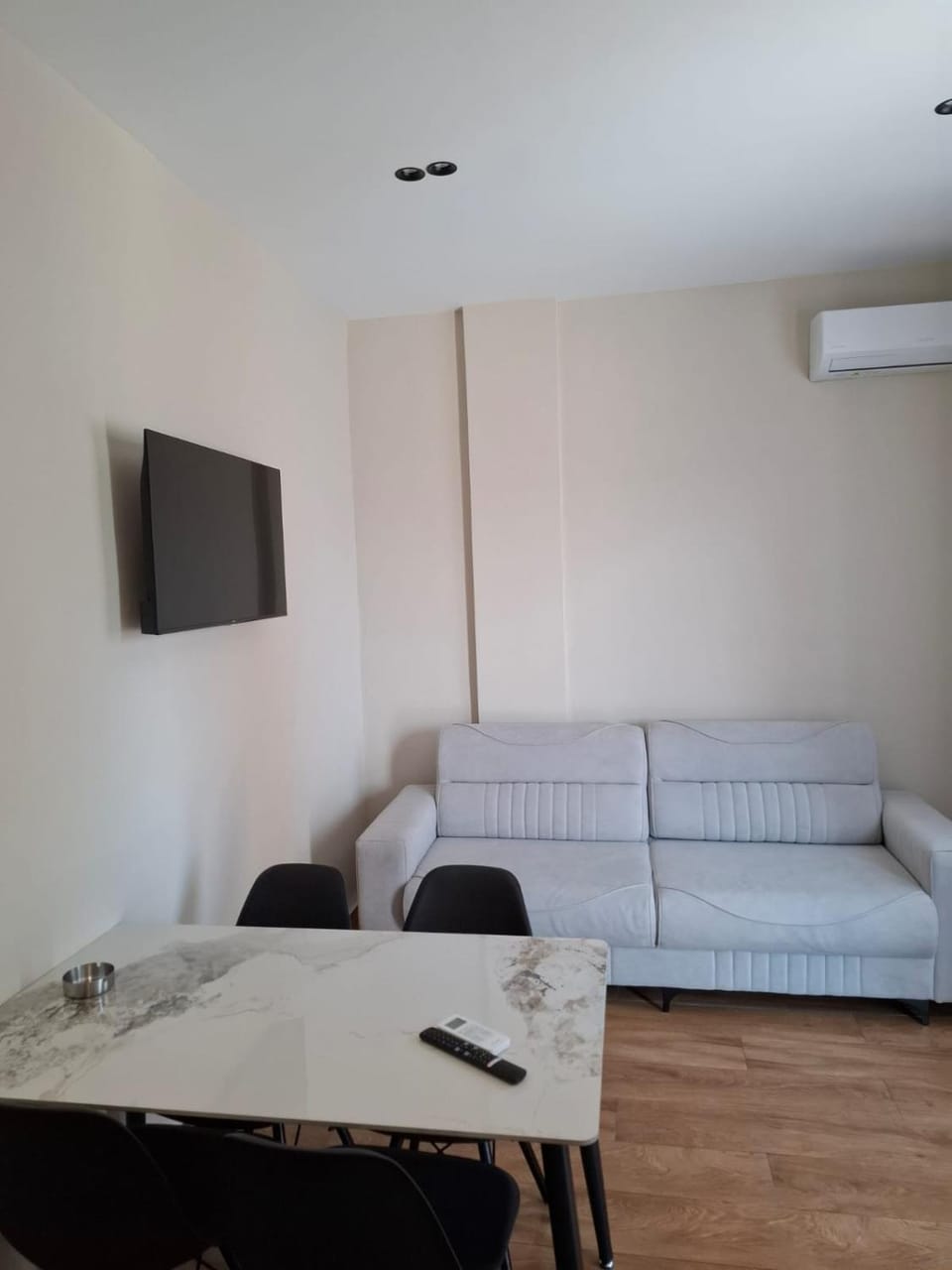 Communal lounge/ TV room, TV and multimedia, Living room, Seating area, Evening entertainment, air conditioner