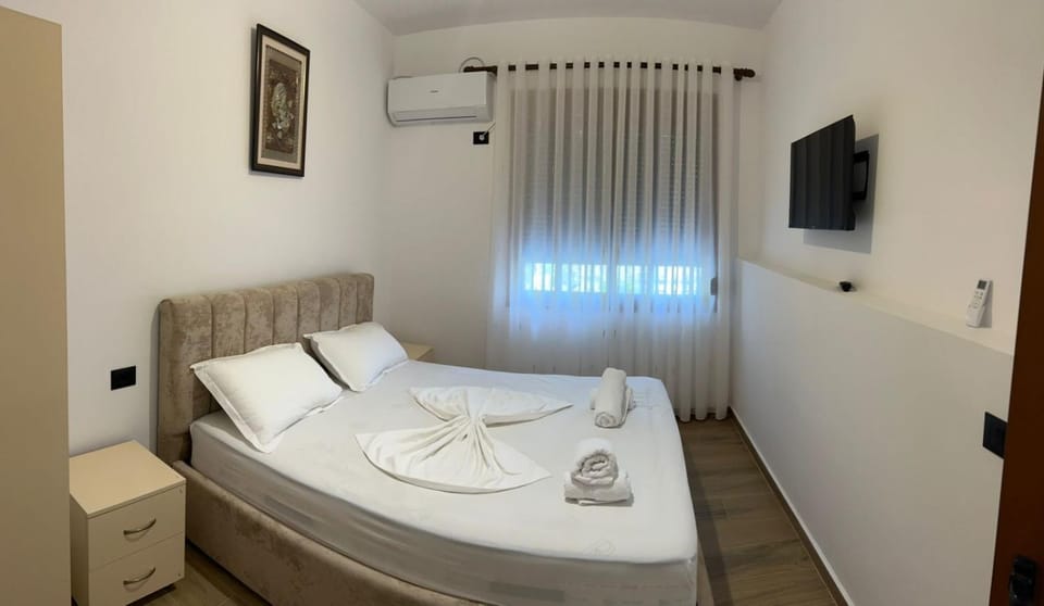 Bed, TV and multimedia, Photo of the whole room, Bedroom, towels, air conditioner