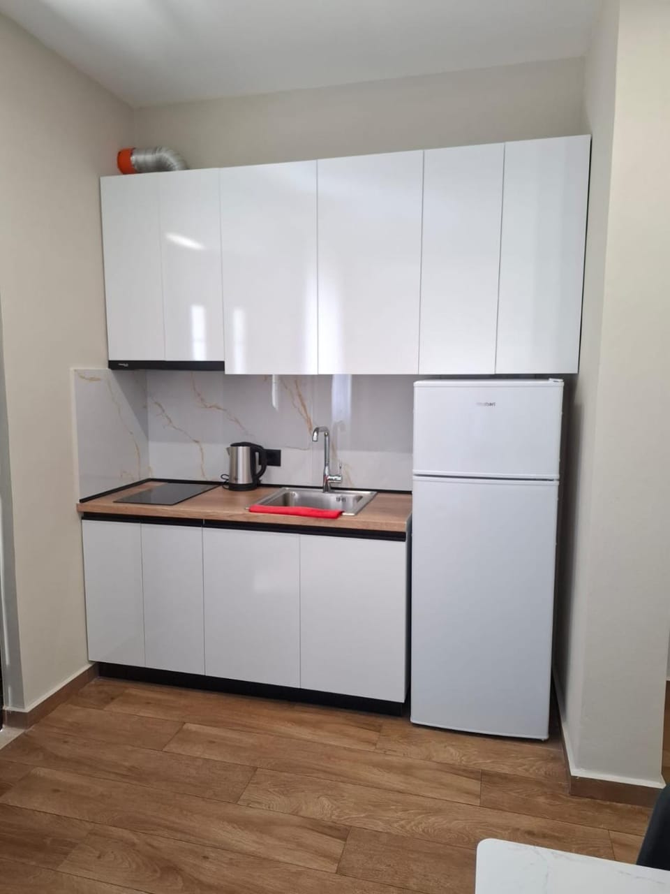 Coffee/tea facilities, Kitchen or kitchenette, stove