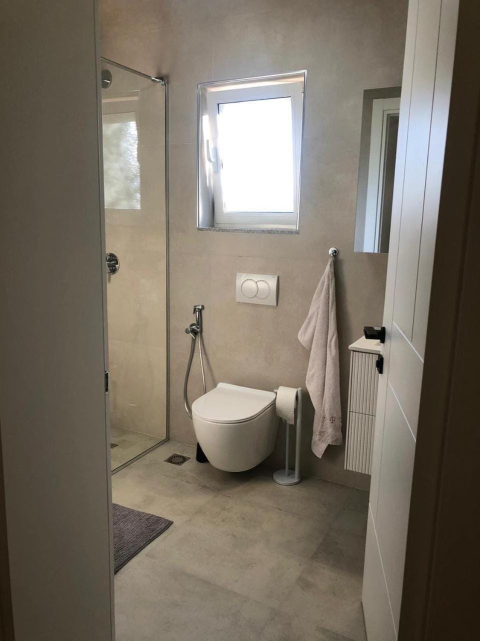 Shower, Toilet, Bathroom, bidet, towels