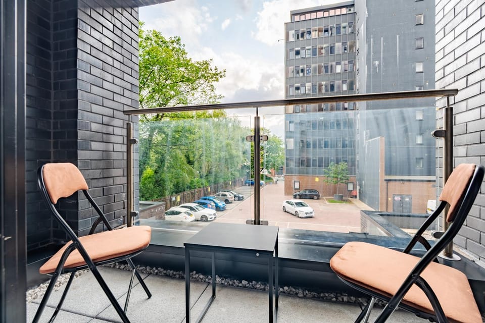 Pristine Old Trafford & City Centre 2BD 2BT Apt - Balcony Apartment in Stretford