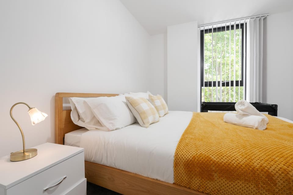 Pristine Old Trafford & City Centre 2BD 2BT Apt - Balcony Apartment in Stretford
