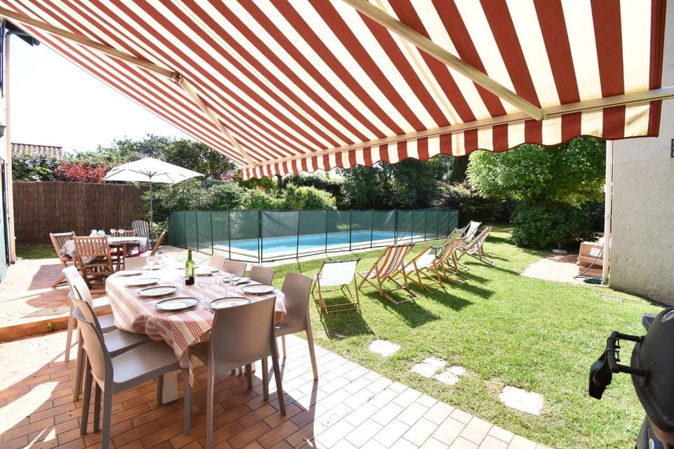 Garden, Dining area, Pool view