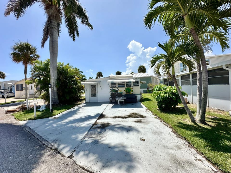 N1019 immaculate 2 b 1 Ba 1978 beach bungalow House in Hutchinson Island