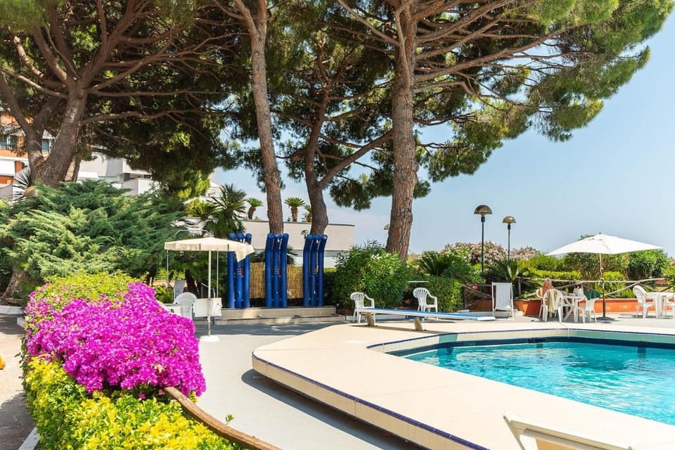 Swimming pool, sunbed