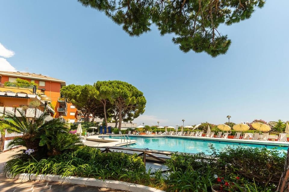 Garden view, Pool view, Swimming pool, sunbed