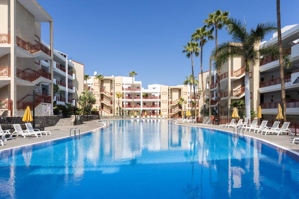 Property building, Swimming pool, sunbed