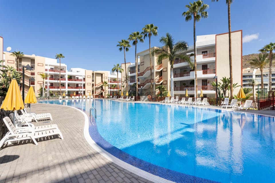 Property building, Day, Swimming pool