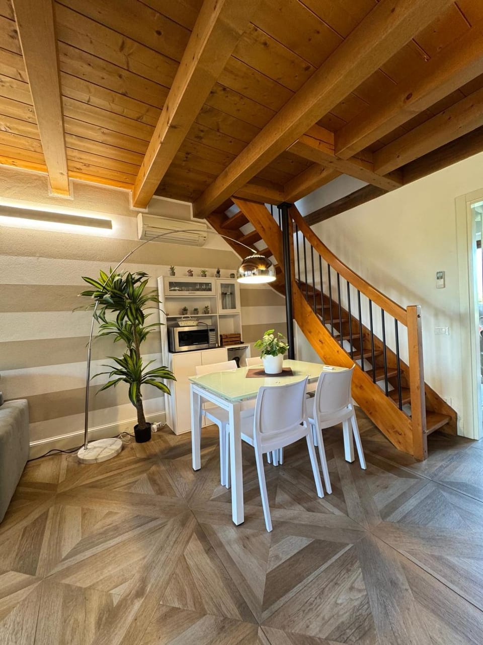 Kitchen or kitchenette, Living room, Seating area, Dining area, stove