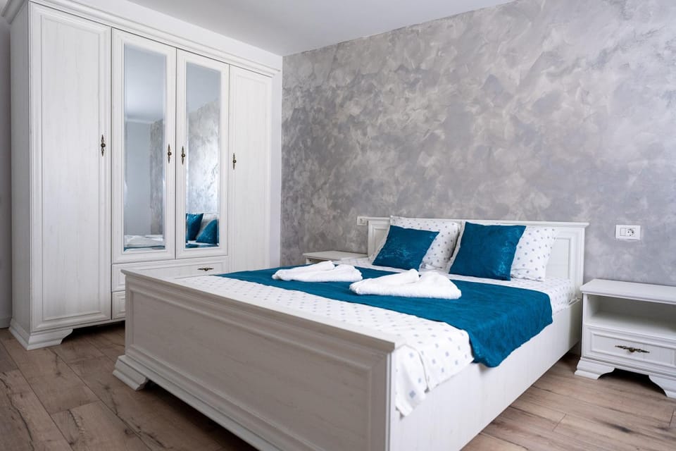 Property building, Bed, Bedroom