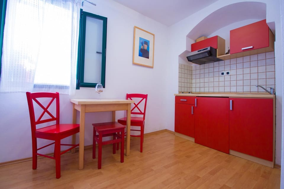 Kitchen or kitchenette, Dining area