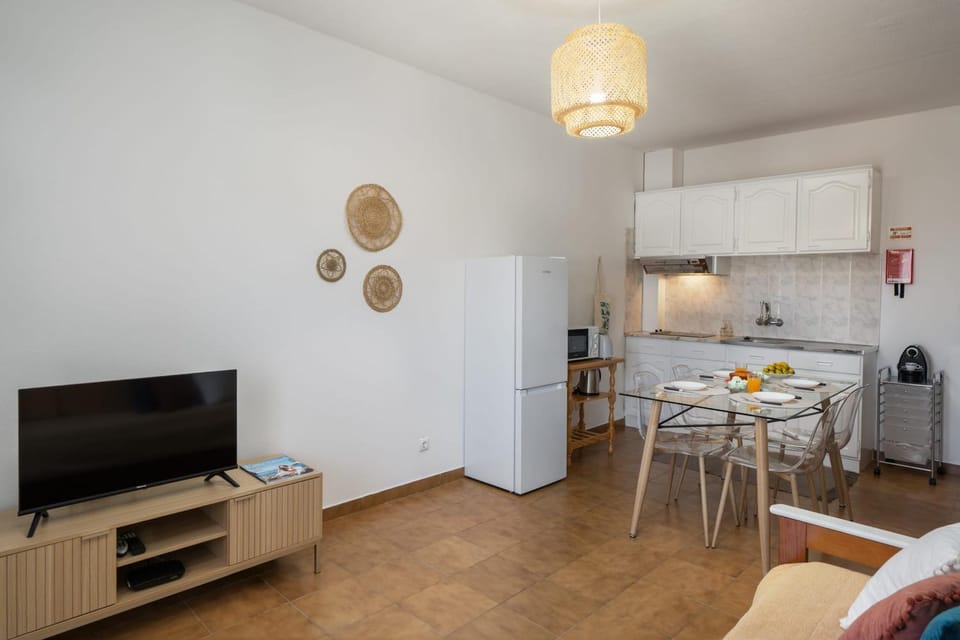 TV and multimedia, Kitchen or kitchenette, Living room, Seating area, stove