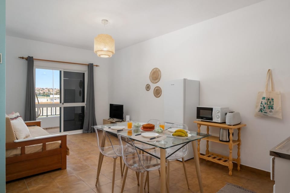 TV and multimedia, Kitchen or kitchenette, Living room, Seating area, Dining area