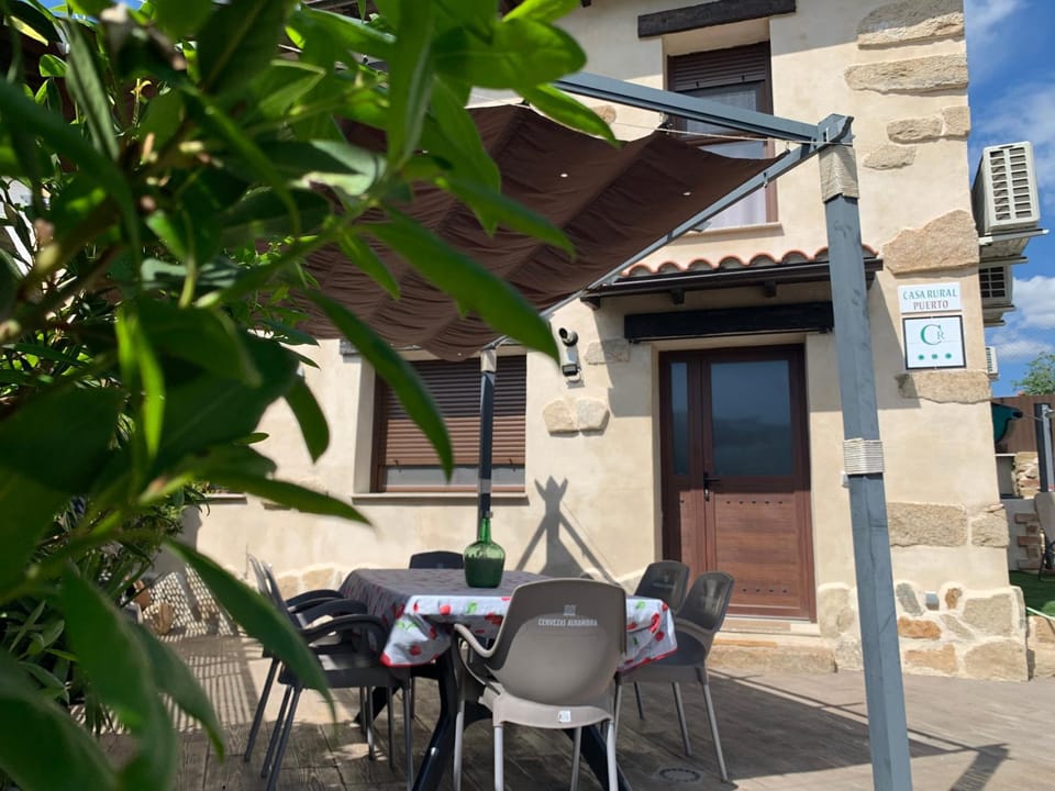 CASA RURAL PUERTO - casa de piedra con piscina privada - Valle del Ambroz - Casas del Monte - IDEAL PARA DISFRUTAR EN FAMILIA O GRUPO DE AMIGOS House in Valle del Jerte
