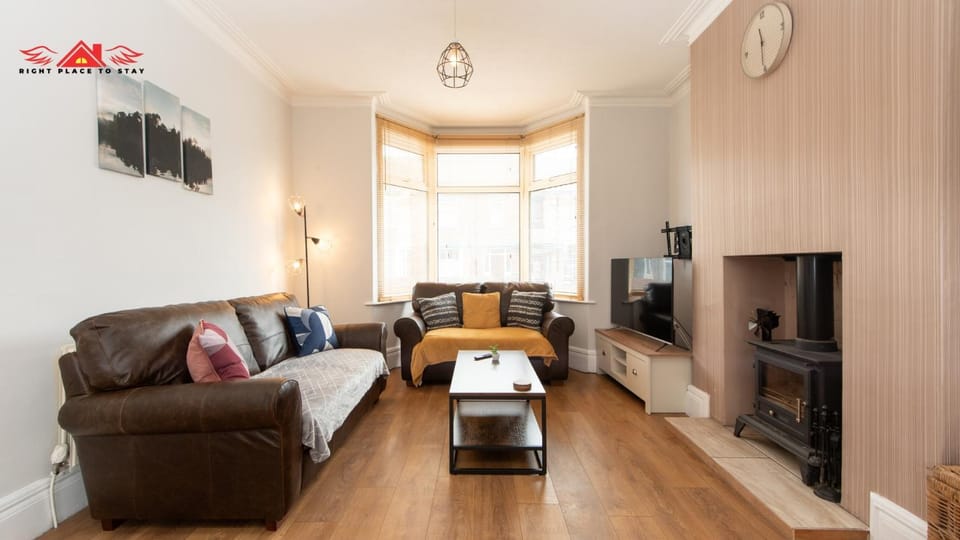 Communal lounge/ TV room, TV and multimedia, Living room, Seating area, Evening entertainment, flat iron