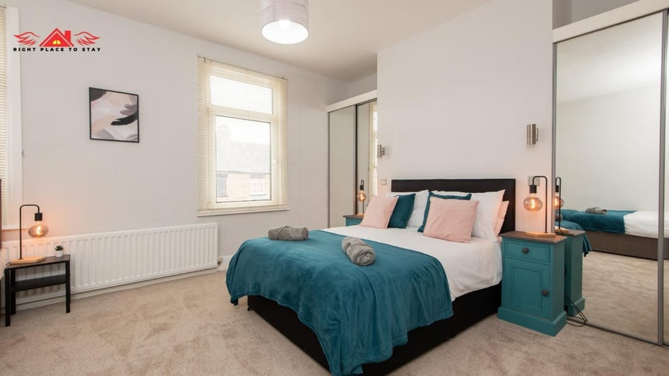 Bed, Photo of the whole room, Bedroom