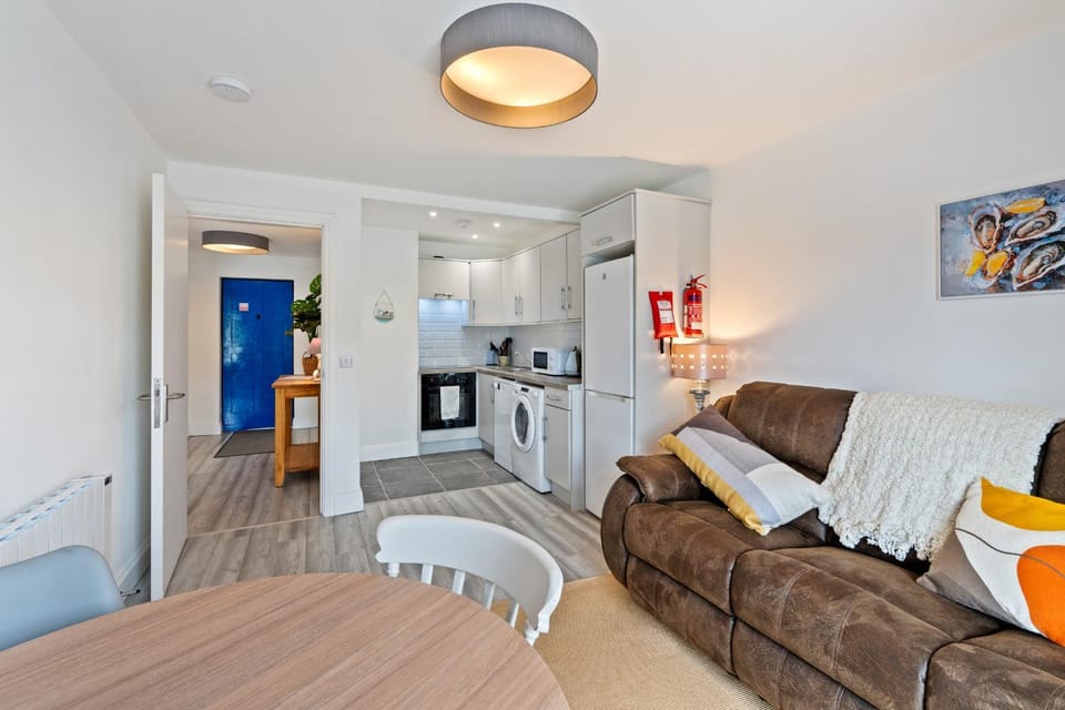 Kitchen or kitchenette, Living room, Photo of the whole room, Seating area, Dining area, oven, stove