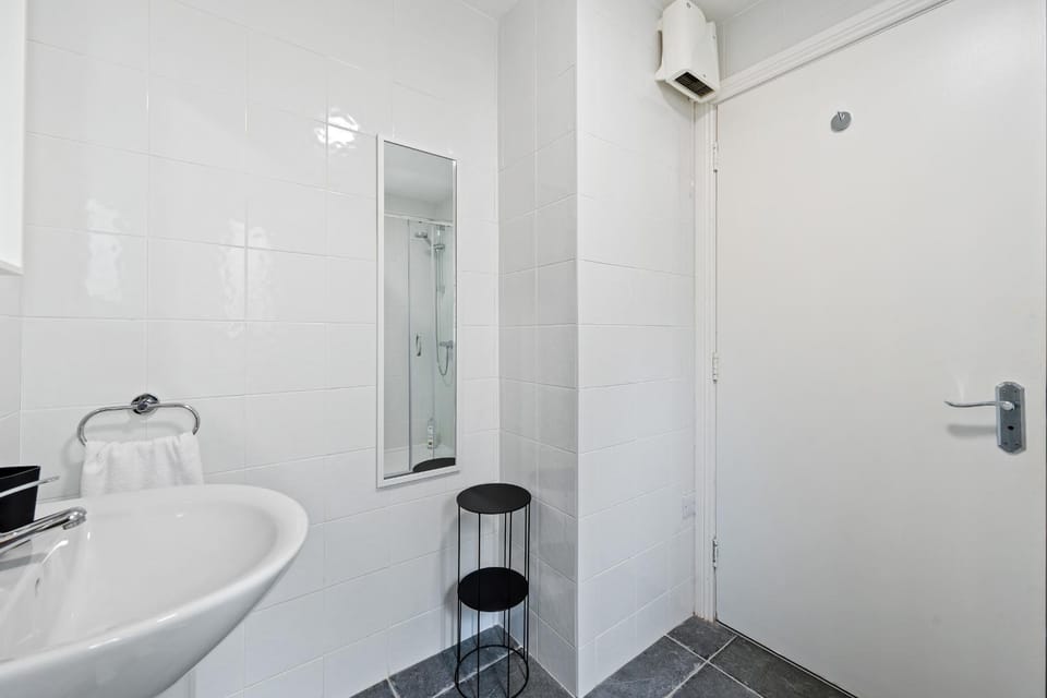Shower, Bathroom, towels