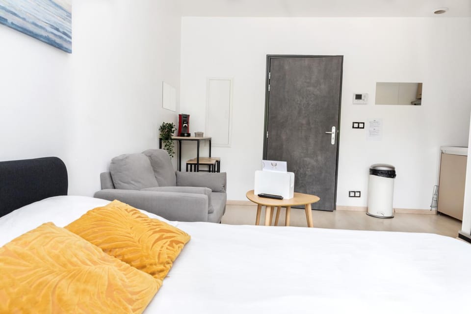 Bed, Living room