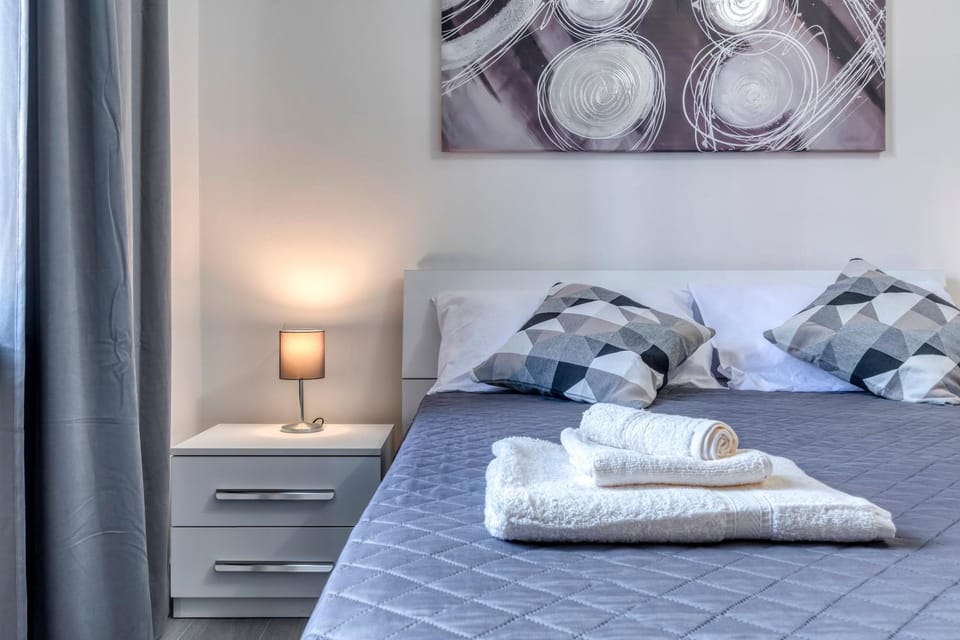 Bed, Bedroom, towels