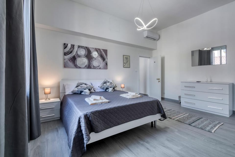 Bed, Photo of the whole room, Bedroom, towels, wardrobe