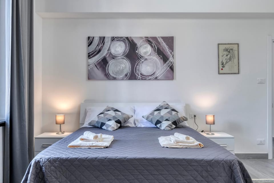 Bed, Photo of the whole room, Bedroom, towels