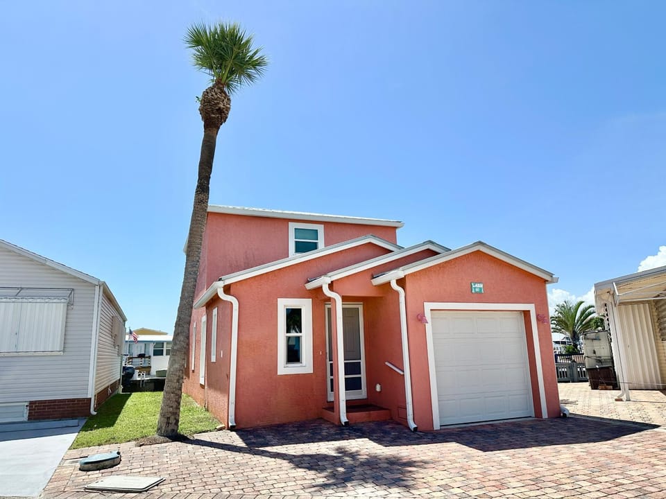 N40 Canal front 1b 1ba home on the Intracoastal House in Hutchinson Island