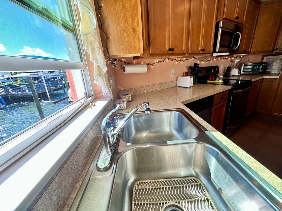 Kitchen or kitchenette, River view