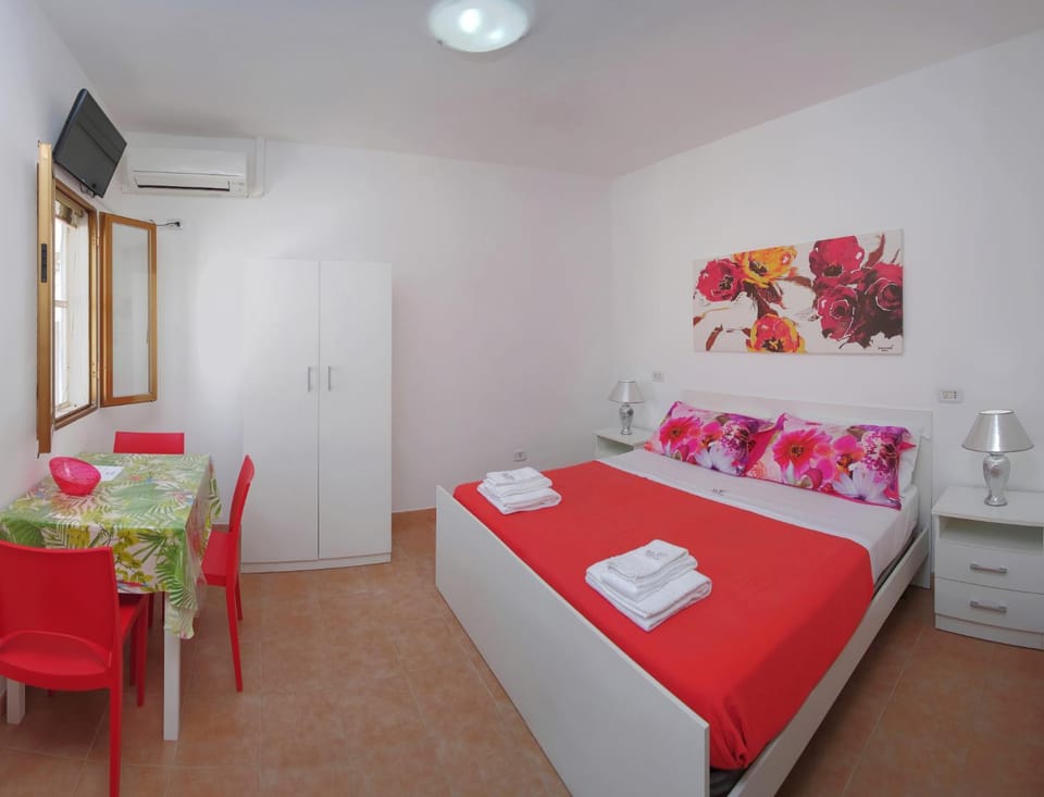 Living room, Photo of the whole room, Dining area, Bedroom