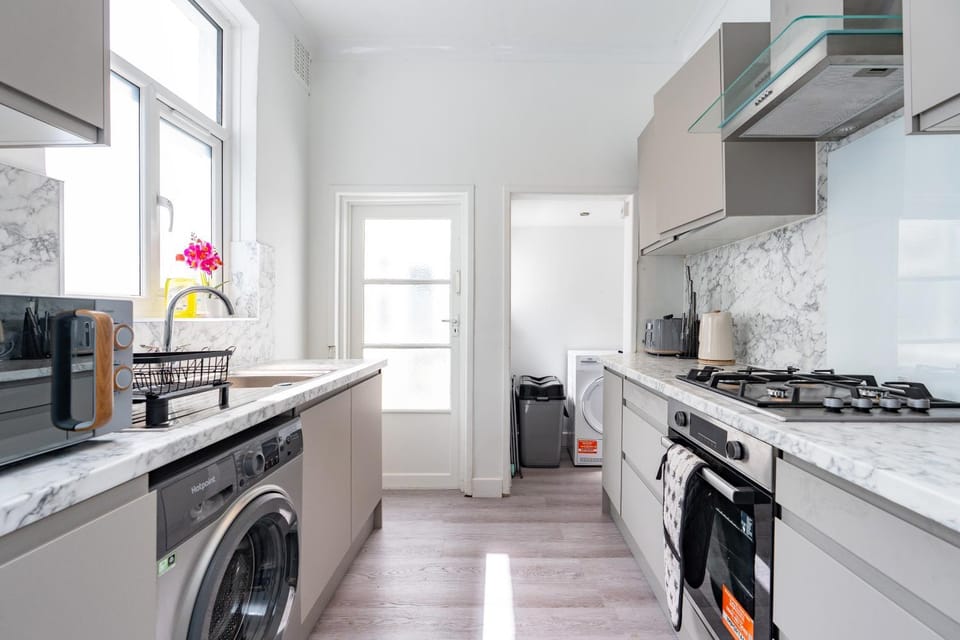 Open Mind Property - 16 Guests & Free Parking Apartment in Portsmouth