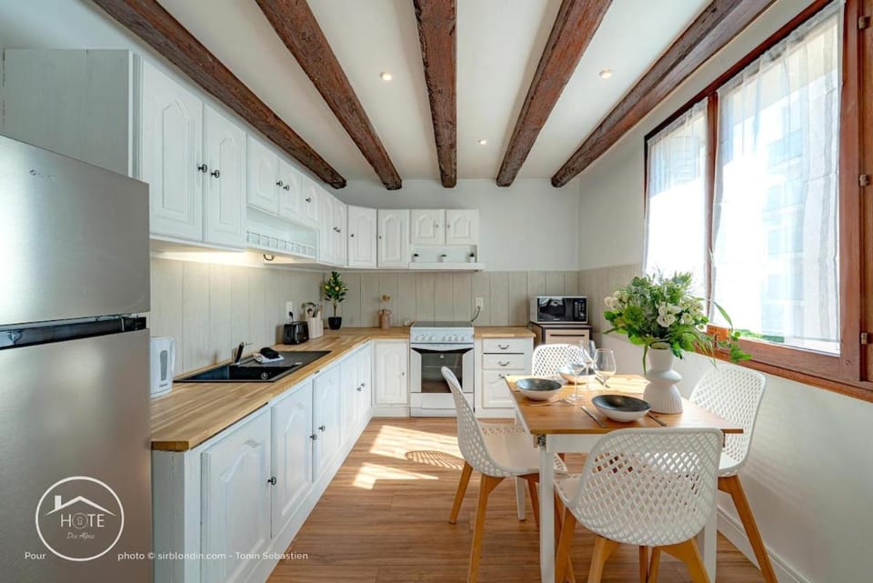 Kitchen or kitchenette, Dining area, oven, pet friendly, stove, toaster