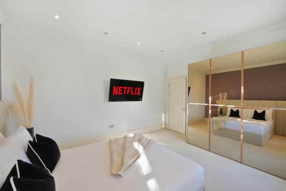 8 Bed Chigwell Mansion, Event Hall, Cinema and NightClub House in Ilford