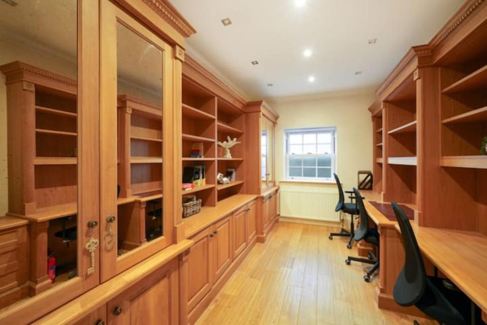 8 Bed Chigwell Mansion, Event Hall, Cinema and NightClub House in Ilford