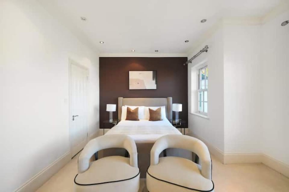 8 Bed Chigwell Mansion, Event Hall, Cinema and NightClub House in Ilford
