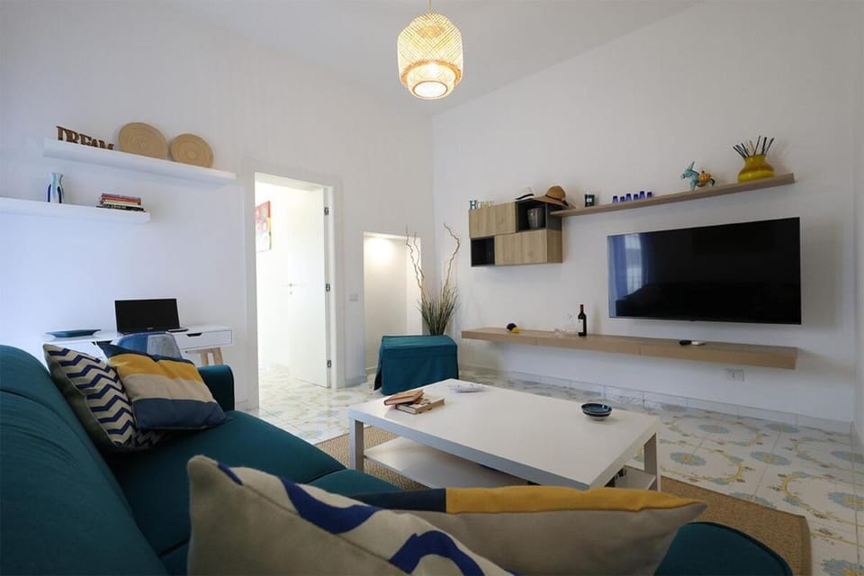 TV and multimedia, Living room, Seating area, Evening entertainment