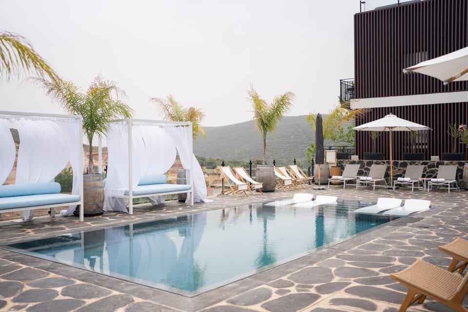 Swimming pool, sunbed