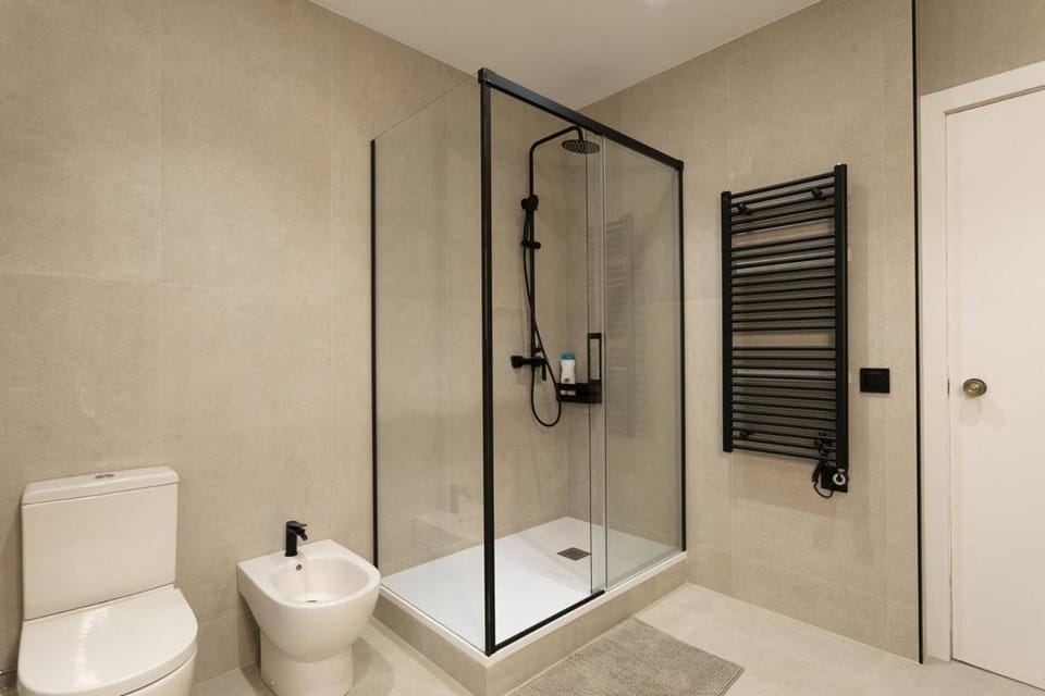 Shower, Toilet