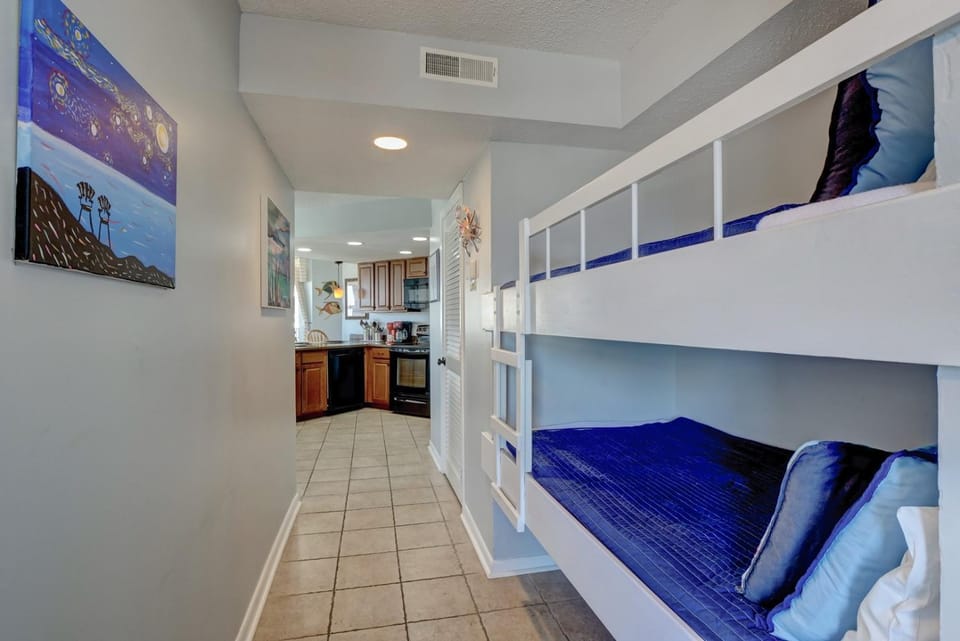 Relaxing oceanfront 1 Bedroom Condo in St. Regis Resort House in North Topsail Beach