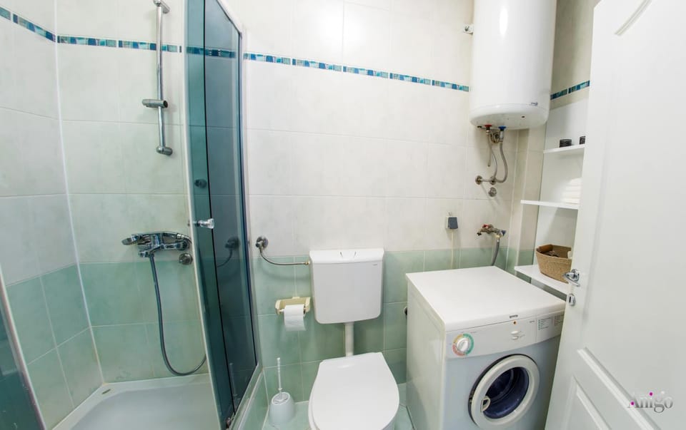 Shower, Toilet, Bathroom, towels, washing machine