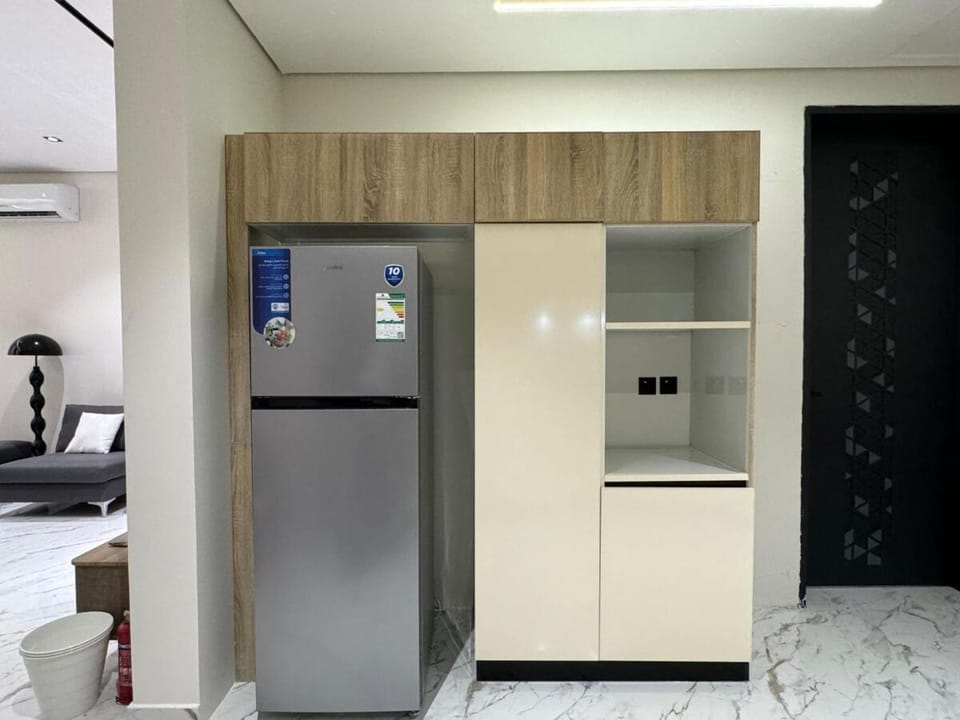 Kitchen or kitchenette, minibar, oven