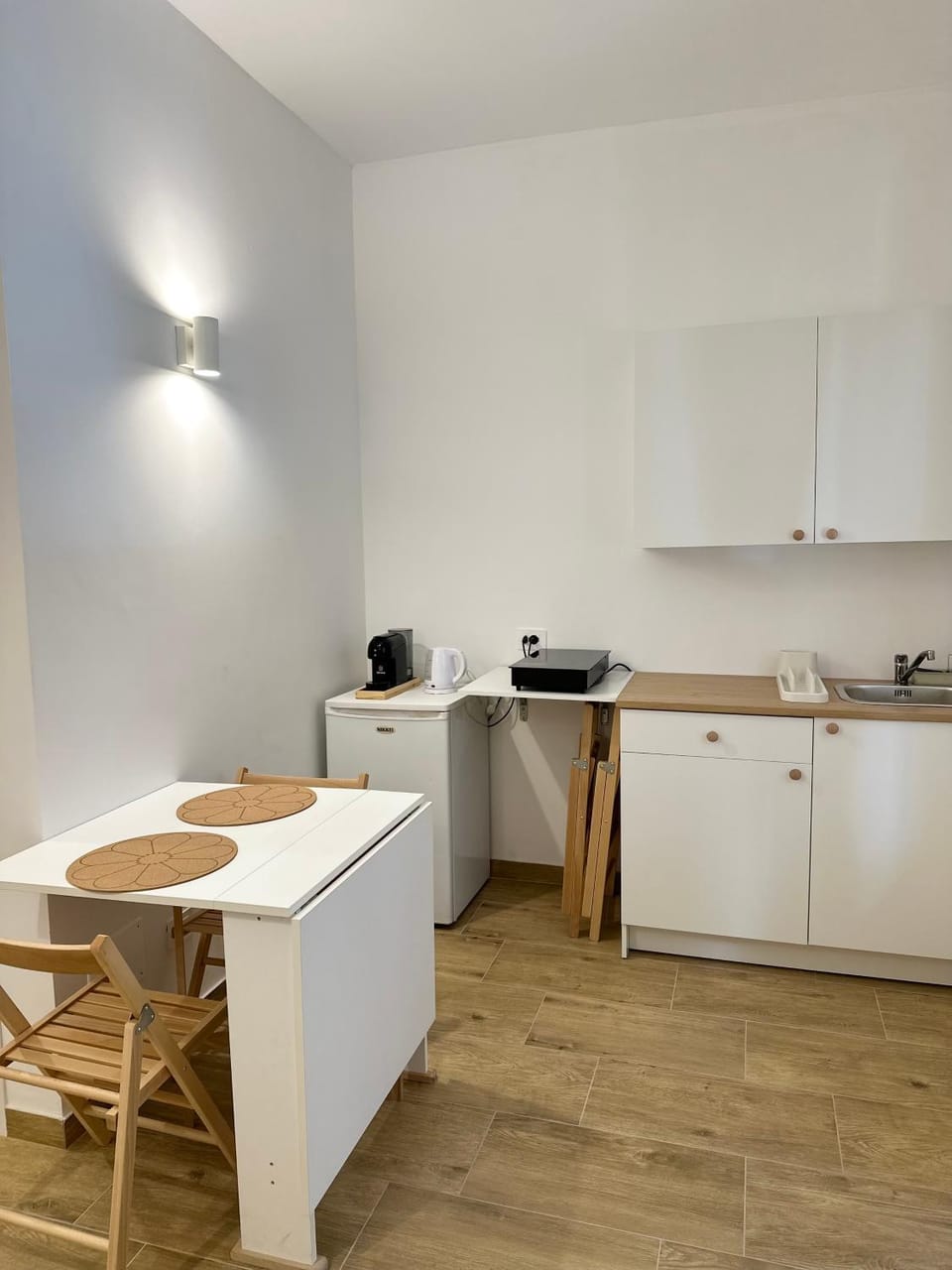 Kitchen or kitchenette, Dining area, stove