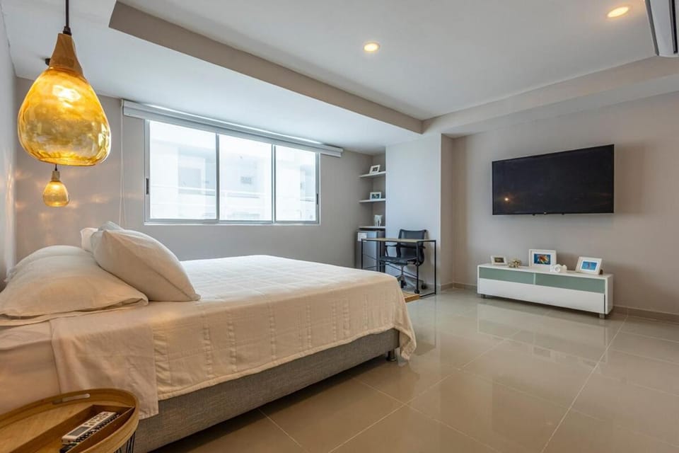 Bed, TV and multimedia, Photo of the whole room, Bedroom