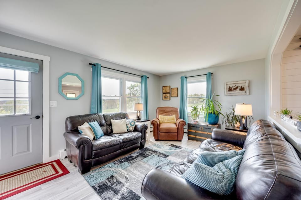 8 Mi to Jay Peak Resort: Scenic Retreat w/ Deck House in Orleans
