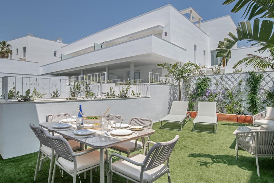 Property building, Balcony/Terrace, Living room