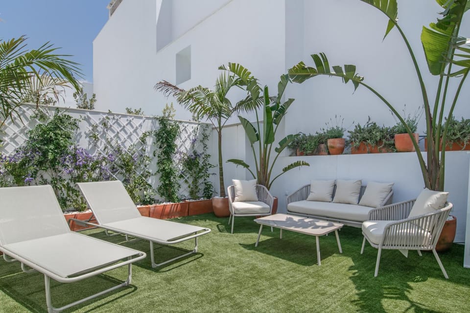 Property building, Balcony/Terrace, Living room