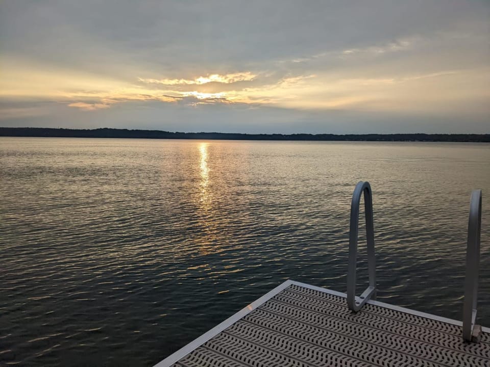 By The Bay Retreat Waterfront SUNSET View House in South Bruce Peninsula