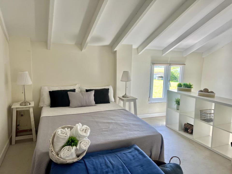 Photo of the whole room, Bedroom