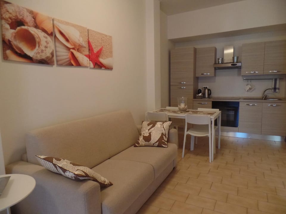 Coffee/tea facilities, Kitchen or kitchenette, Living room, Dining area