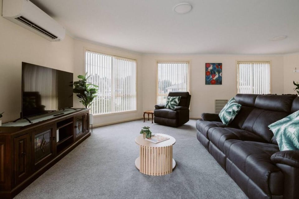 TV and multimedia, Living room, Seating area, air conditioner