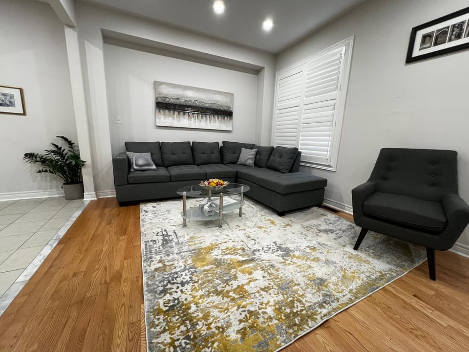 Four Bedroom Spacious House with Parking in Milton, Ontario House in Milton